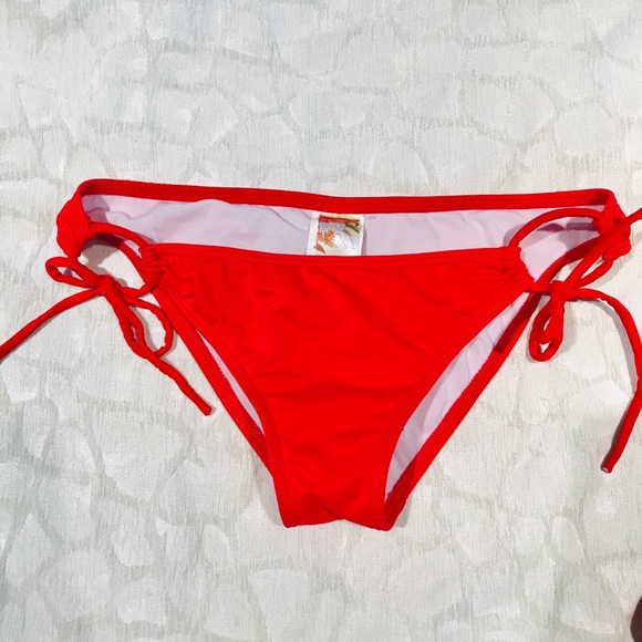 Red Roxy bikini - Picture 3 of 6